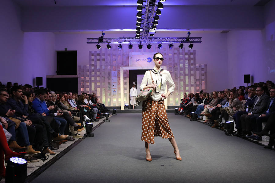 Los lunares y volantes en vestidos, faldas e incluso pantalones trasladan a Vitoria la moda flamenca. Los más clásicos encontrarán propuestas de todo tipo en blanco y negro, el matrimonio perfecto. 