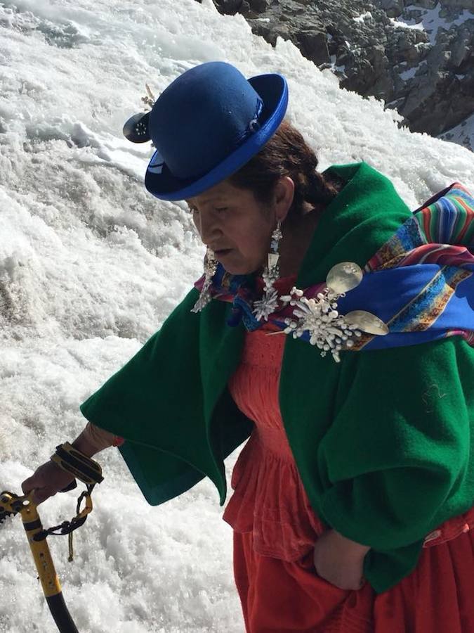 Una de las cholitas porta, durante una de las travesías, una joya de Ana Palza, una boliviana que plasma elamor por la cultura de su país en tejidos y bisutería y utiliza a las cholitas como modelos.