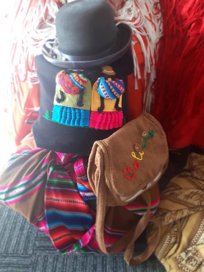 En Bolivia, chola es una denominación étnica referida a mujeres indígenas y mestizas. Se aplica a todasaquellas que utilizan vestimentas tradicionales establecidas durante el proceso inicial de mestizaje en elactual territorio boliviano, y también se hace extensivo a otras mujeres mestizas e indígenas. El término esa menudo usado con una connnotación peyorativa. 