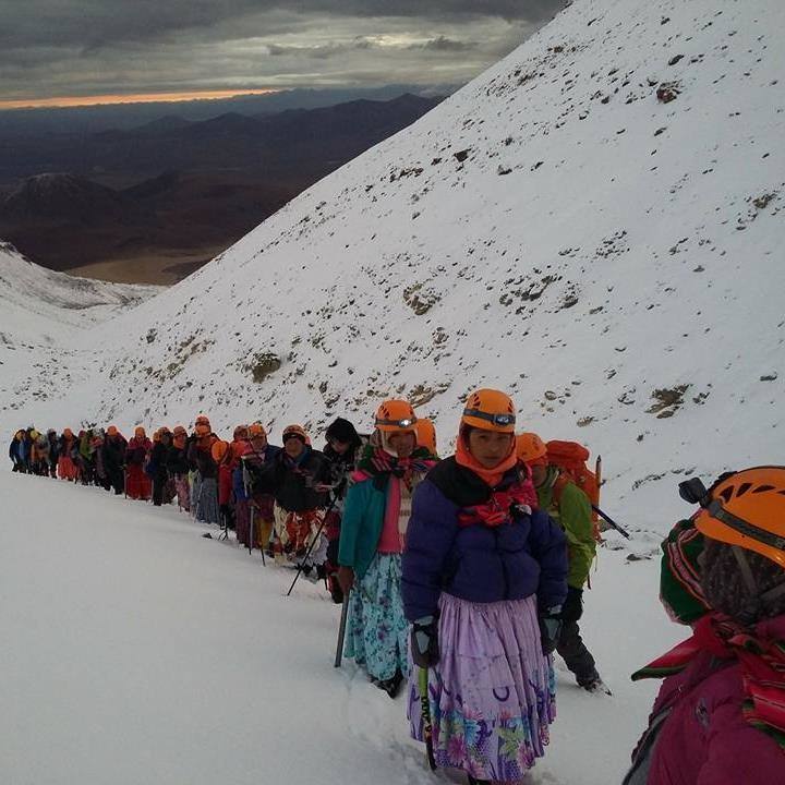 El atuendo tradicional de estas mujeres indígenas bolivianas ha pasado de representar un estigma asuponer un rasgo de reivindicación racial.