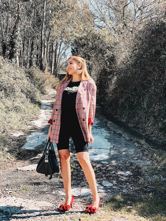 Con una americana de cuadros, una opción sofisticada.