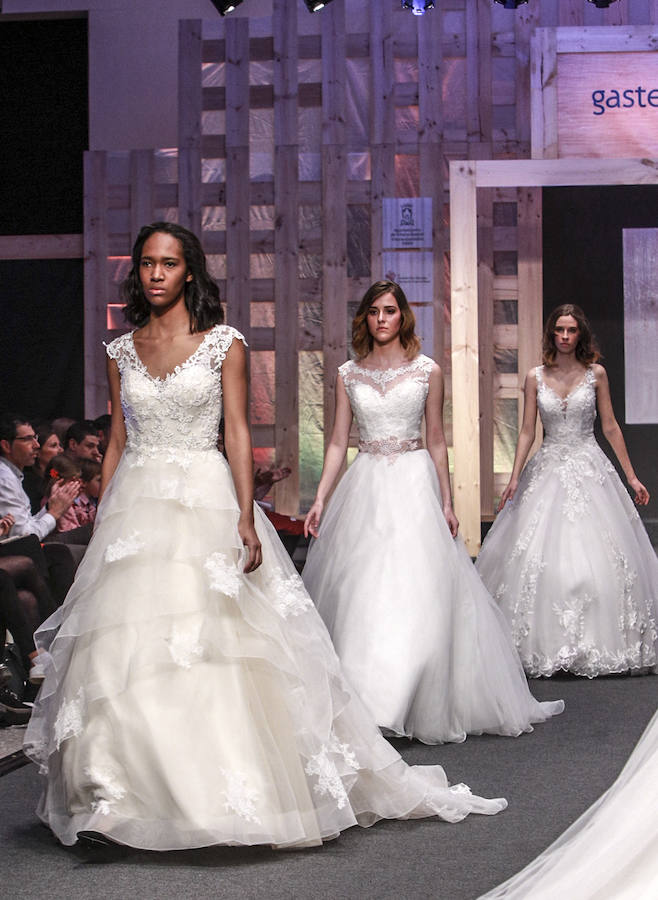 En tendencias nupciales, lo clásico deja paso a propuestas más originales: dos piezas con encaje, monos, vestidos con telas de purpurina, looks en corto, pronunciados escotes en la espalda, capas, flores en 3D, complementos en tonos pastel y turbantes. 