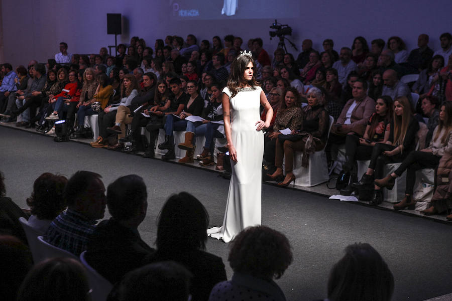 En tendencias nupciales, lo clásico deja paso a propuestas más originales: dos piezas con encaje, monos, vestidos con telas de purpurina, looks en corto, pronunciados escotes en la espalda, capas, flores en 3D, complementos en tonos pastel y turbantes. 