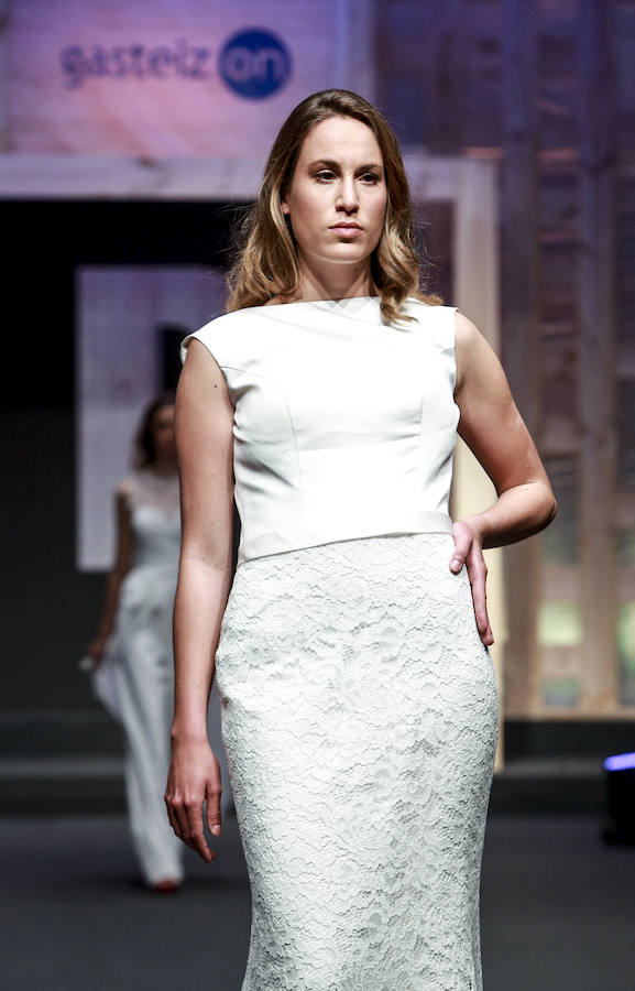 En tendencias nupciales, lo clásico deja paso a propuestas más originales: dos piezas con encaje, monos, vestidos con telas de purpurina, looks en corto, pronunciados escotes en la espalda, capas, flores en 3D, complementos en tonos pastel y turbantes. 