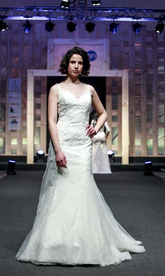 En tendencias nupciales, lo clásico deja paso a propuestas más originales: dos piezas con encaje, monos, vestidos con telas de purpurina, looks en corto, pronunciados escotes en la espalda, capas, flores en 3D, complementos en tonos pastel y turbantes. 