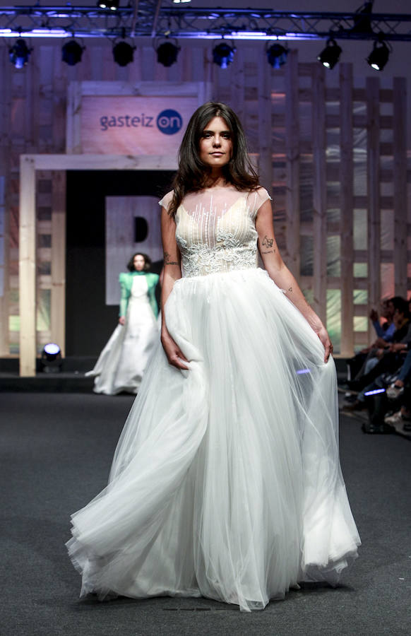 En tendencias nupciales, lo clásico deja paso a propuestas más originales: dos piezas con encaje, monos, vestidos con telas de purpurina, looks en corto, pronunciados escotes en la espalda, capas, flores en 3D, complementos en tonos pastel y turbantes. 