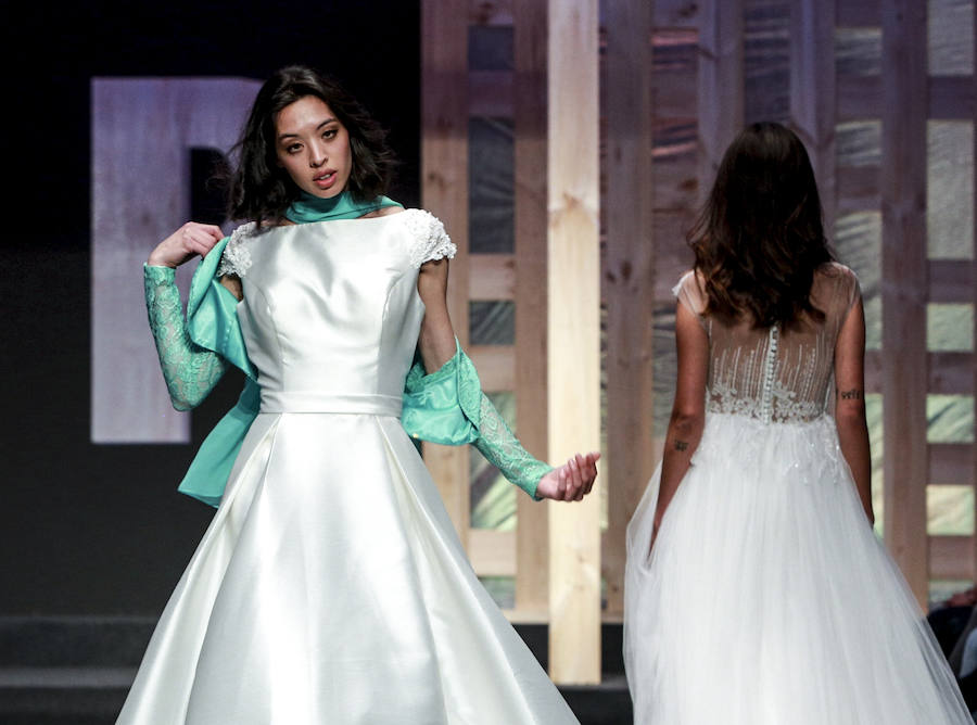 En tendencias nupciales, lo clásico deja paso a propuestas más originales: dos piezas con encaje, monos, vestidos con telas de purpurina, looks en corto, pronunciados escotes en la espalda, capas, flores en 3D, complementos en tonos pastel y turbantes. 