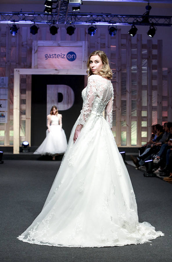 En tendencias nupciales, lo clásico deja paso a propuestas más originales: dos piezas con encaje, monos, vestidos con telas de purpurina, looks en corto, pronunciados escotes en la espalda, capas, flores en 3D, complementos en tonos pastel y turbantes. 