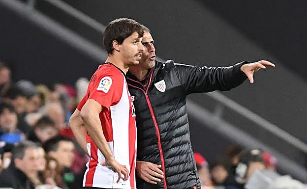 Garitano da instrucciones a Iturraspe, antes de saltar al terreno de juego. 