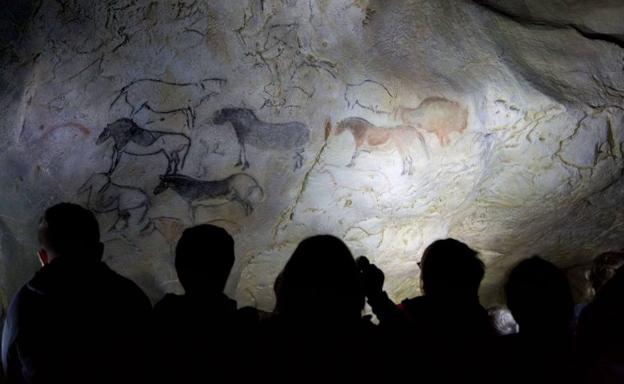 Visitantes observan la reproducción de las pinturas rupestres de Ekain. 