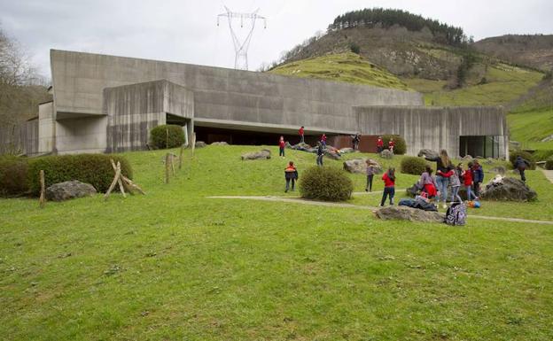 El museo es un espectacular edificio de hormigón y acero. 