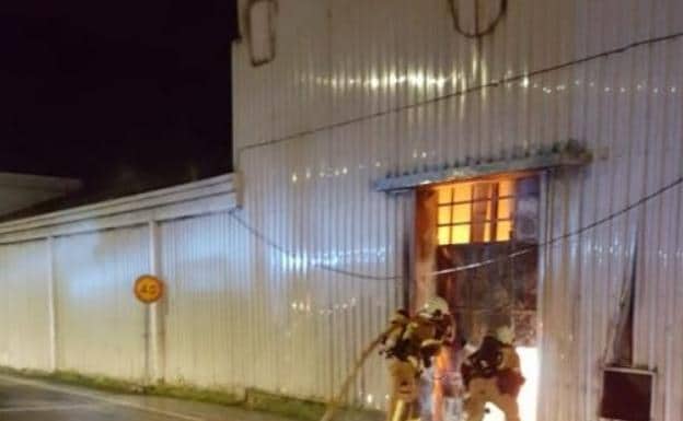 Un incendio causa daños en una fábrica abandonada en Zalla 