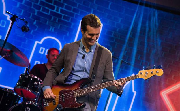 Pablo Casado tocó el bajo en 'El Hormiguero'.