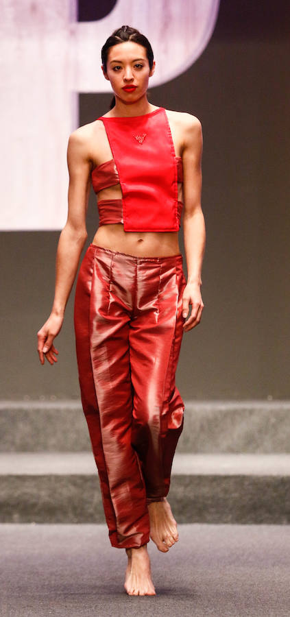Los nuevos creadores pisan fuerte en la Pasarela Gasteiz On con originales looks, vestidos de ensueño, prendas recicladas y estilismos reivindicativos.