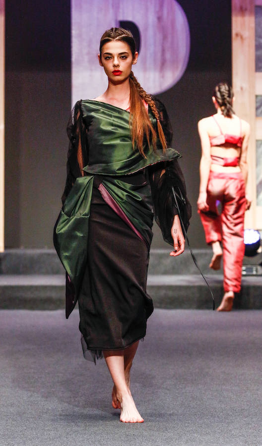 Los nuevos creadores pisan fuerte en la Pasarela Gasteiz On con originales looks, vestidos de ensueño, prendas recicladas y estilismos reivindicativos.