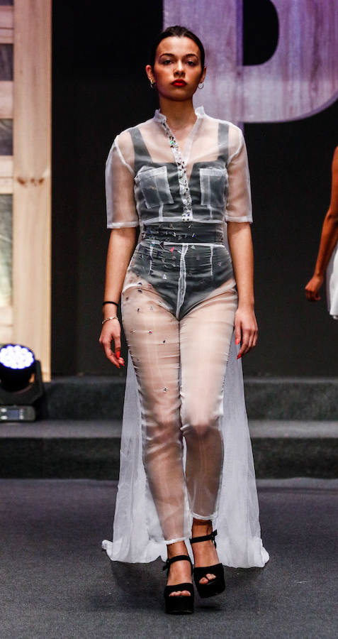 Los nuevos creadores pisan fuerte en la Pasarela Gasteiz On con originales looks, vestidos de ensueño, prendas recicladas y estilismos reivindicativos.
