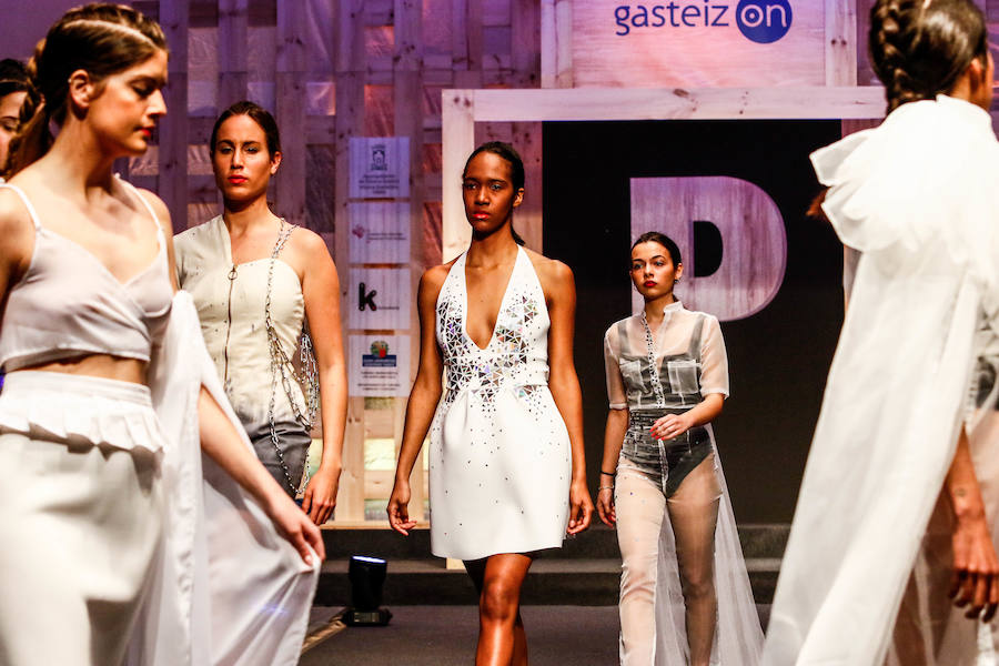 Los nuevos creadores pisan fuerte en la Pasarela Gasteiz On con originales looks, vestidos de ensueño, prendas recicladas y estilismos reivindicativos.