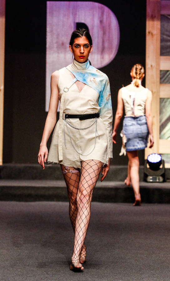 Los nuevos creadores pisan fuerte en la Pasarela Gasteiz On con originales looks, vestidos de ensueño, prendas recicladas y estilismos reivindicativos.