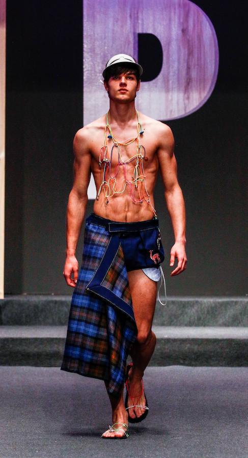 Los nuevos creadores pisan fuerte en la Pasarela Gasteiz On con originales looks, vestidos de ensueño, prendas recicladas y estilismos reivindicativos.