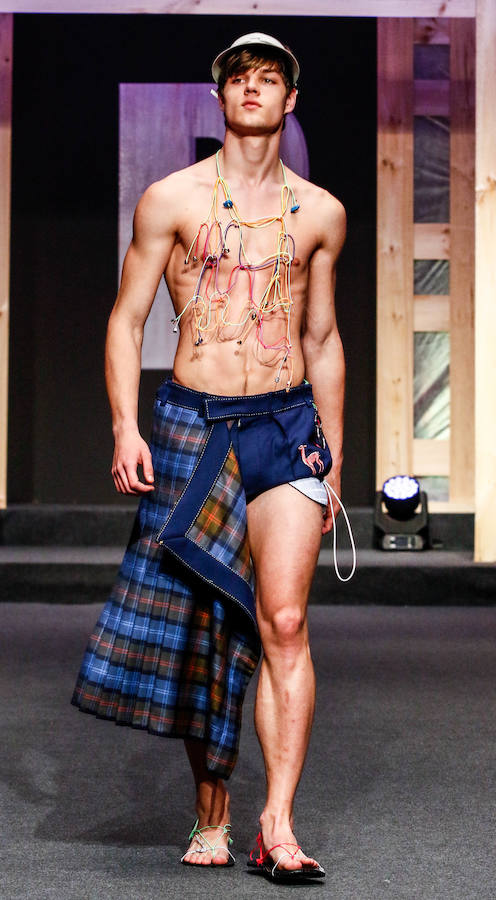 Los nuevos creadores pisan fuerte en la Pasarela Gasteiz On con originales looks, vestidos de ensueño, prendas recicladas y estilismos reivindicativos.