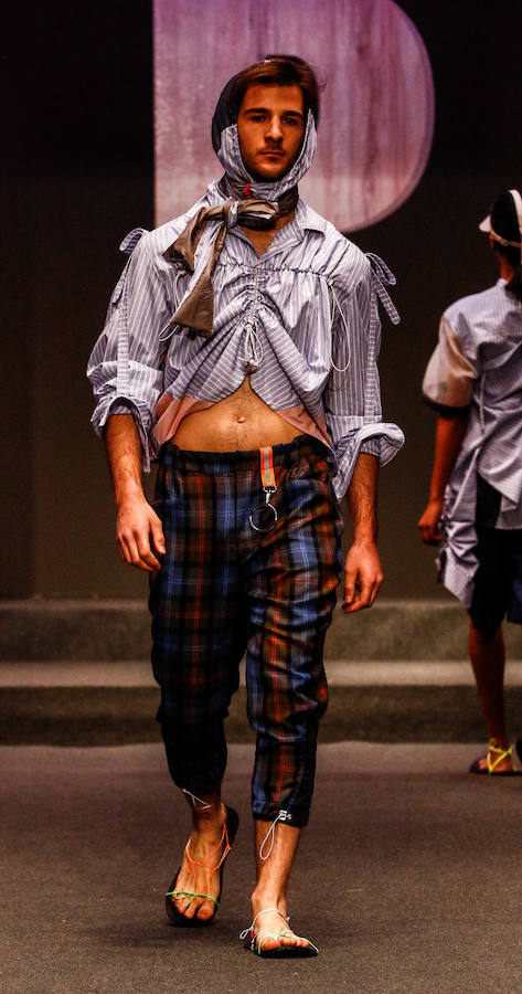 Los nuevos creadores pisan fuerte en la Pasarela Gasteiz On con originales looks, vestidos de ensueño, prendas recicladas y estilismos reivindicativos.