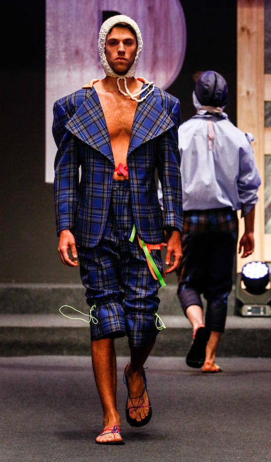 Los nuevos creadores pisan fuerte en la Pasarela Gasteiz On con originales looks, vestidos de ensueño, prendas recicladas y estilismos reivindicativos.