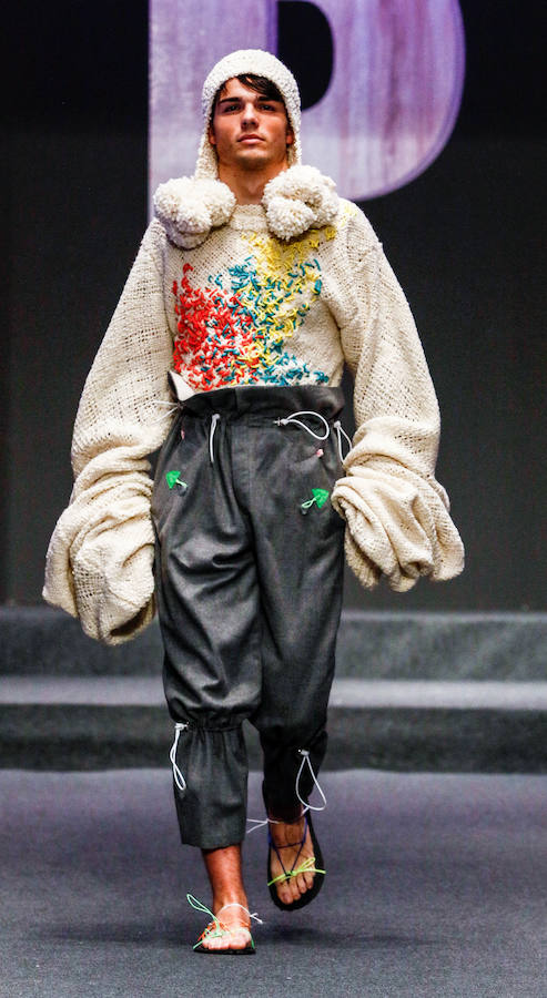 Los nuevos creadores pisan fuerte en la Pasarela Gasteiz On con originales looks, vestidos de ensueño, prendas recicladas y estilismos reivindicativos.