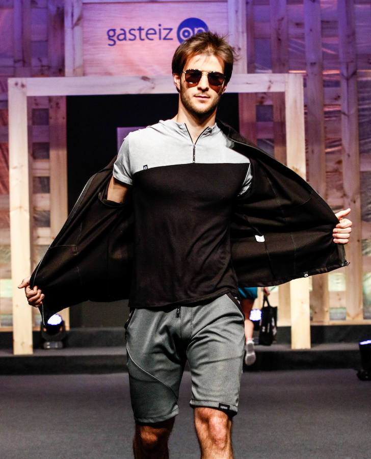 Los nuevos creadores pisan fuerte en la Pasarela Gasteiz On con originales looks, vestidos de ensueño, prendas recicladas y estilismos reivindicativos.