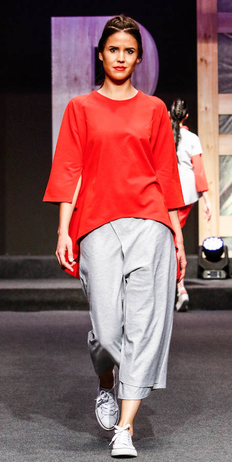 Los nuevos creadores pisan fuerte en la Pasarela Gasteiz On con originales looks, vestidos de ensueño, prendas recicladas y estilismos reivindicativos.