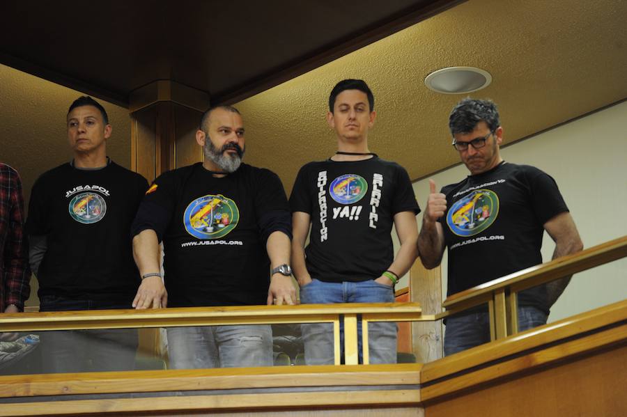 Los representantes de las centrales policiales exhibieron camisetas con la bandera de España.
