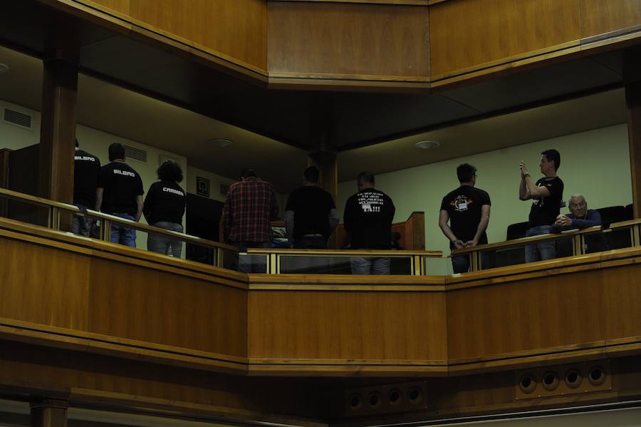 Los sindicatos policiales dan la espalda a Urzuaga durante su intervención en el pleno.