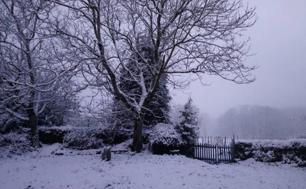 La nieve vuelve a Urkiola en plena primavera