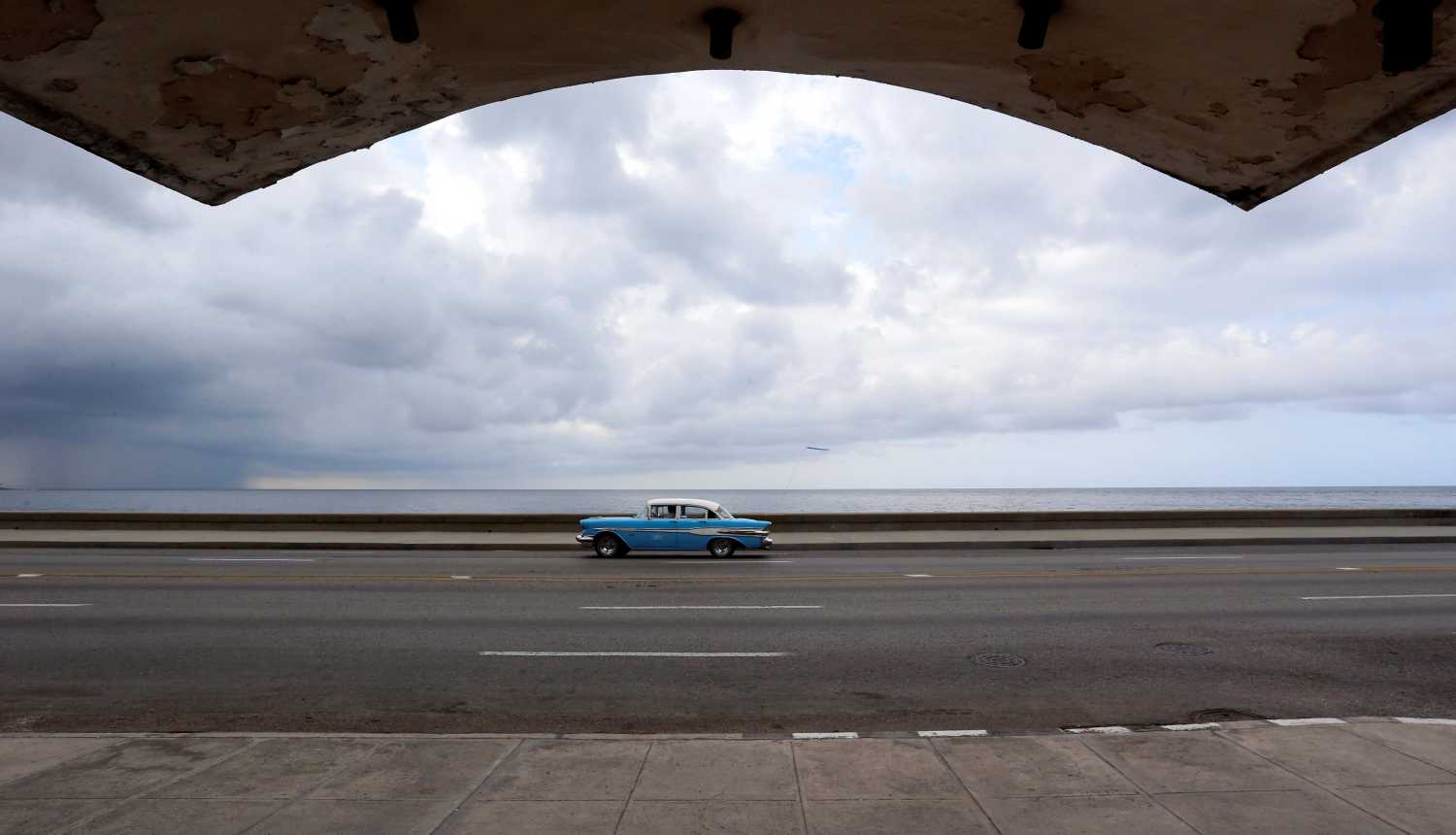 Un automóvil clásico pasa por el Malecón en La Habana, Cuba 