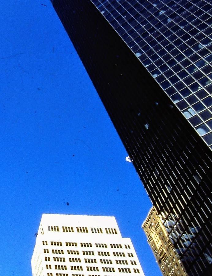 Fotos: Alain Robert ha coronado más de un centenar de edificios con la única ayuda de sus manos y sus pies