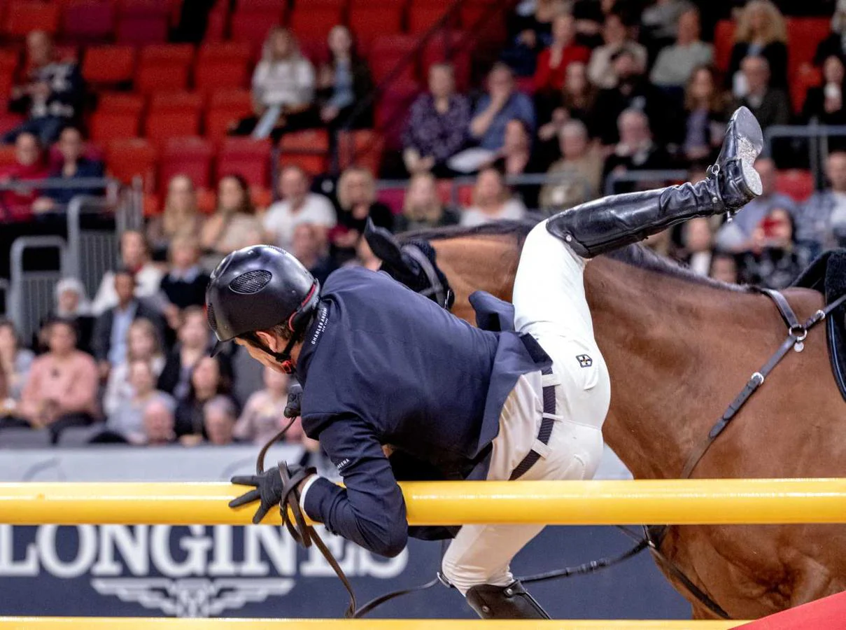 El jinete Beat Maendli se cae del caballo Dsarie durante la Final de la Copa del Mundo en el Gothenburg Horse Show en Scandinavium Arena, Suecia