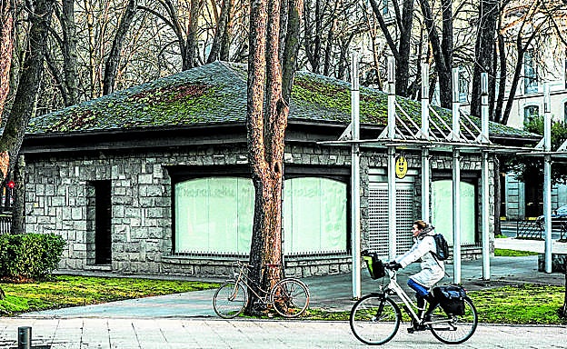 Una ciclista pasa por delante del 'Txoroleku', en el parque de La Florida.