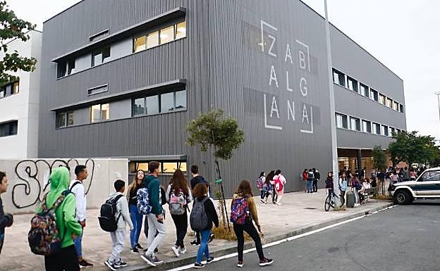 La calle Portal de Zuazo de Zabalgana, donde está el instituto. 