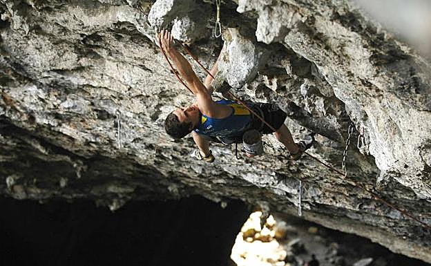 Un escalador en la Cueva de Balzola.