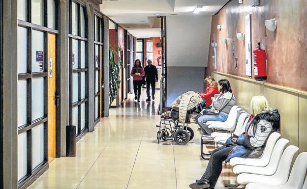 Pacientes esperan su turno ayer en el Centro de Salud del Casco Viejo.