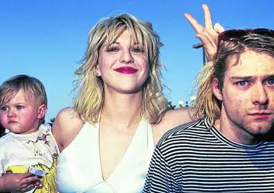 Imagen secundaria 1 - 1. Kurt Cobain y Courtney Love, con su hija, en los premios MTV de 1993. | 2. Una imagen promocional de Nirvana. De izquierda a derecha, Krist Novoselic, Dave Grohl y Kurt Cobain.