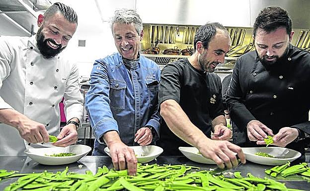 Álvaro Castellanos, Fernando Canales, Mikel Población e Iván Morales cocinan a ocho manos en los fogones de Etxanobe. 