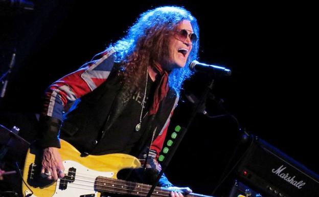 Glenn Hughes también es un bajista excepcional. 