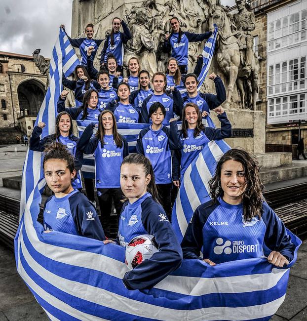 Las Gloriosas animan a su club desde la plaza de la Virgen Blanca.