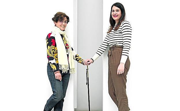 Marisol Bujanda, alcaldesa en 1979, y Leixuri Arrizabalaga, regidora del Ayuntamiento de Gatika, durante la entrevista.