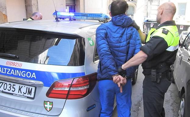 Agentes detienen a un varón por el asalto y agresión a los jóvenes.