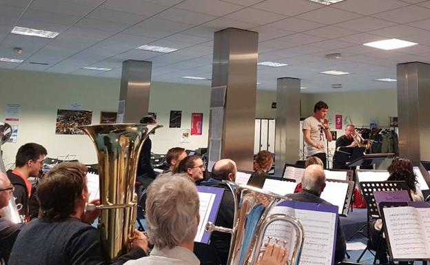 Ensayo de la banda de música Tabira en los bajos del polideportivo de Landako. 