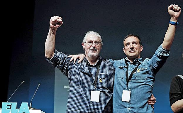 Continuidad. Adolfo'Txiki' Muñoz y Mitxel Lakuntza saludan a los congresistas en el Kursaal donostiarra.