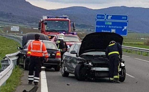 El choque de dos coches ha provocado el cierre de un carril de la A-8.