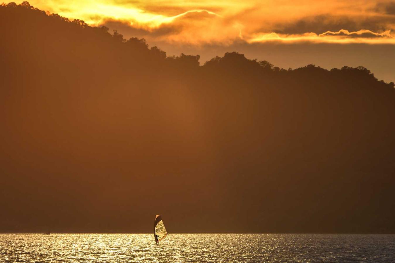 Un hombre practica windsurf en la localidad indonesa de Banda Ace