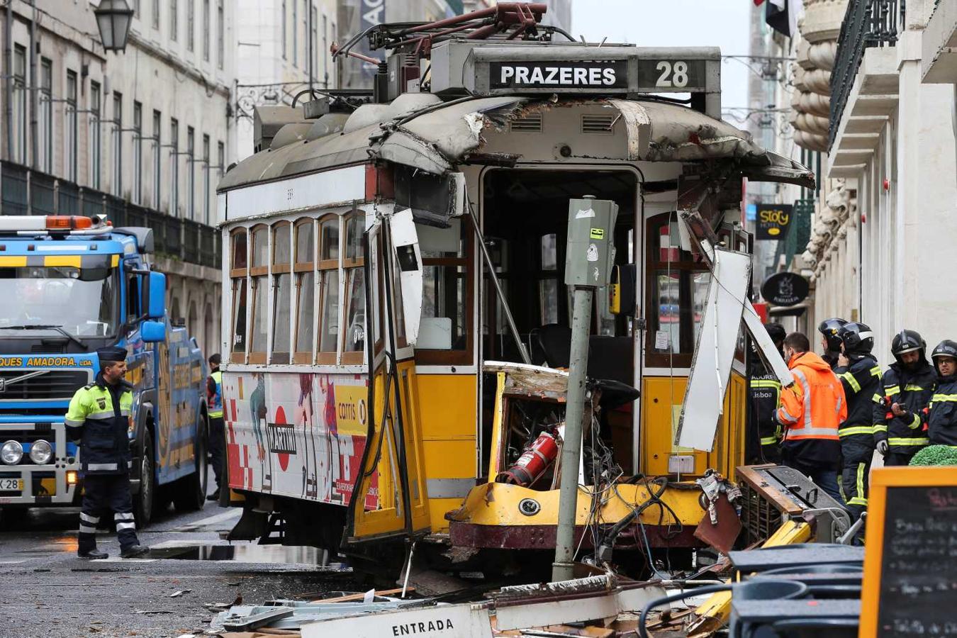 Colisión entre un tranvía y un autobús turístico francés en el centro de Lisboa